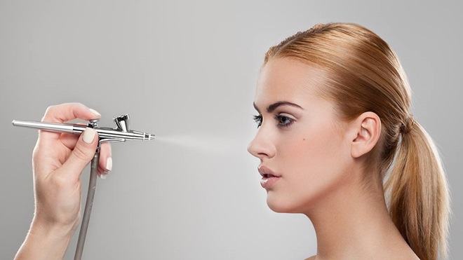 applying_makeup_with_airbrush